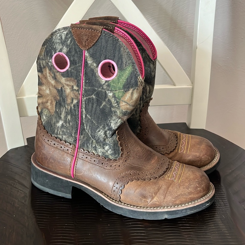 Ariat Ladies Fatbaby Camo with Pink Trim Cowgirl Boots Size 9.5